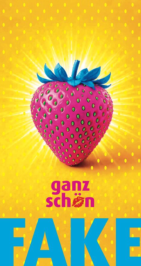 Eine Erdbeere mit blauen Blütenblättern, blauem Stiel und giftgrünen Kernen ist von einem hellen Lichterkranz umgeben. Darunter steht "ganz schön Fake" in Großbuchstaben..