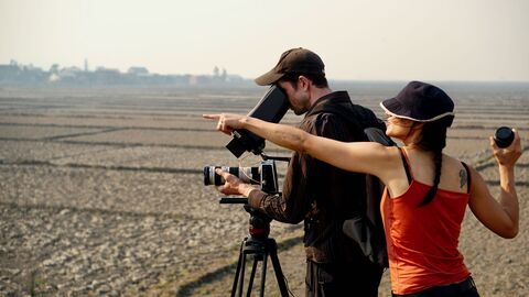 Foto von Julia Dordel beim Dreh in Madagaskar mit im Bild Kameramann Guido Tölke)